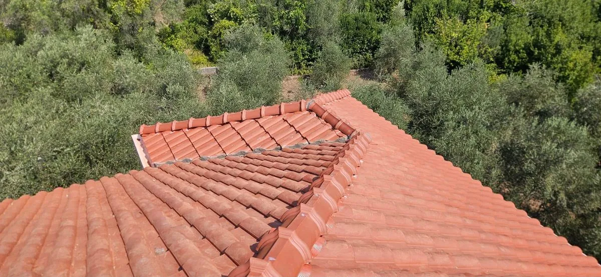 Acoperiș de țiglă ceramică roșie cu dolii, văzut de sus