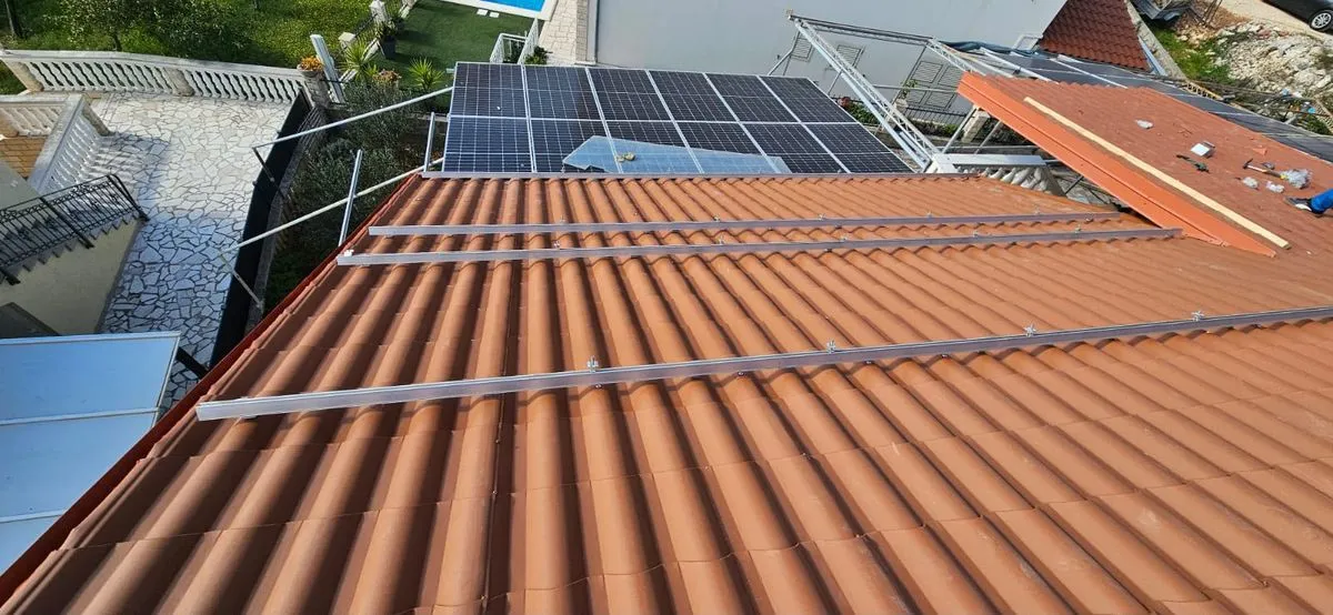 Panouri fotovoltaice montate pe învelitoare de țiglă ceramică portocalie