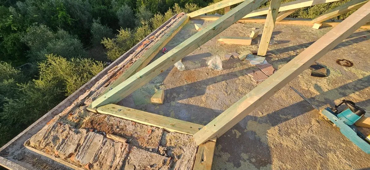 Structură nouă de lemn pentru acoperiș, montată peste zidul de piatră existent