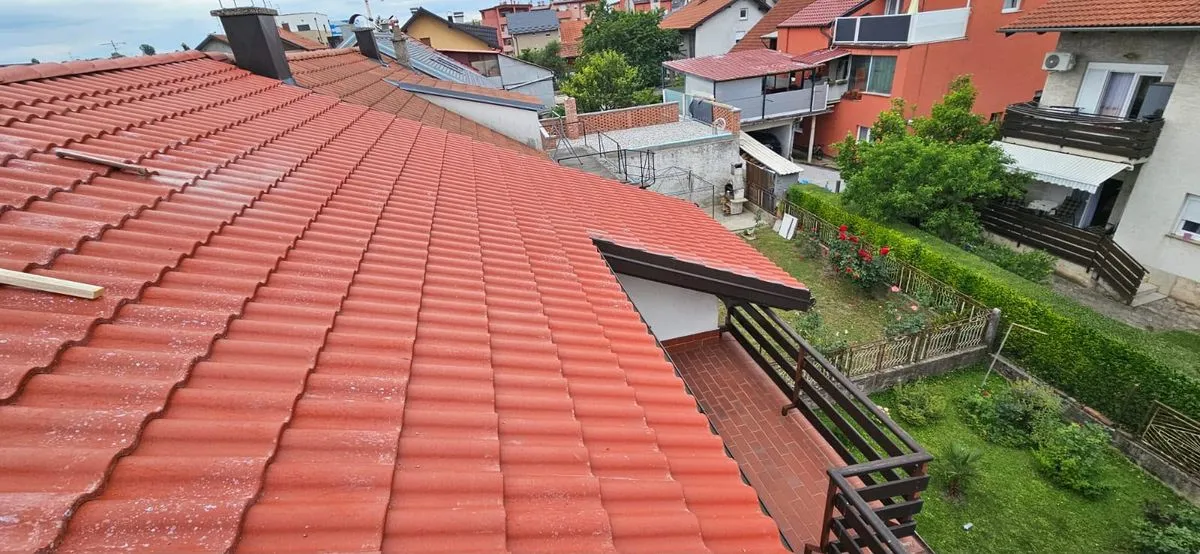 Învelitoare de țiglă roșie pe o casă dintr-o zonă rezidențială