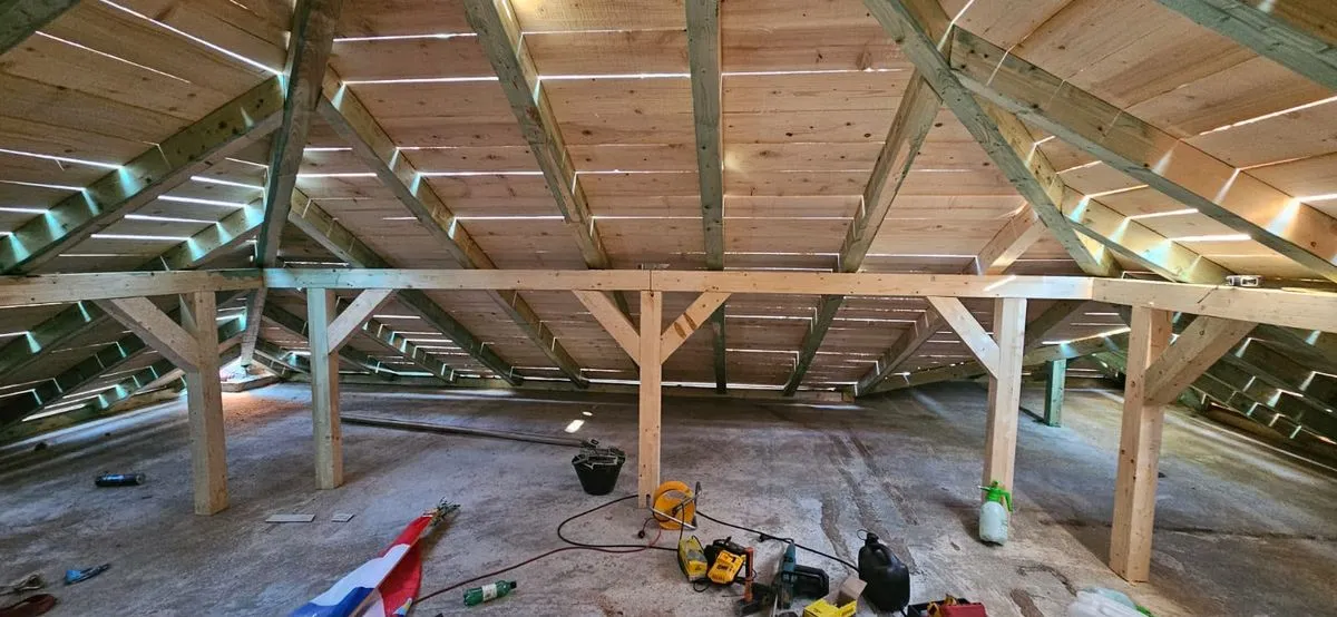 Structură de lemn pentru terasă acoperită, văzută de dedesubt