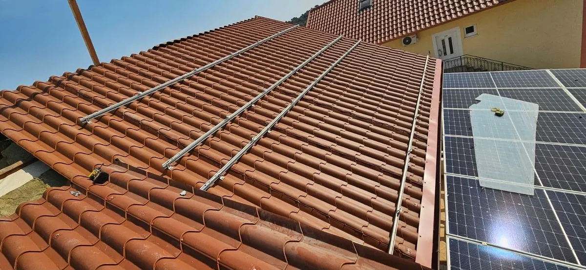 Șine de montaj pentru panouri fotovoltaice, fixate pe țiglă ceramică