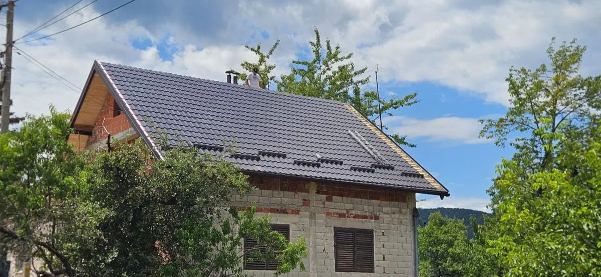 Casă în construcție cu învelitoarea de țiglă metalică antracit montată