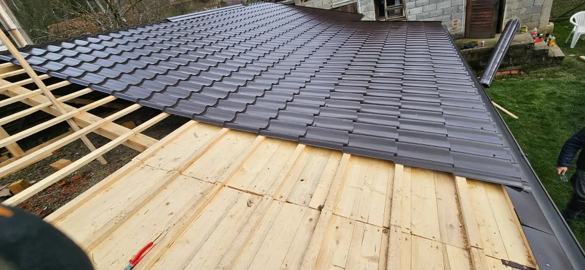 Țiglă metalică antracit montată peste astereala din scânduri