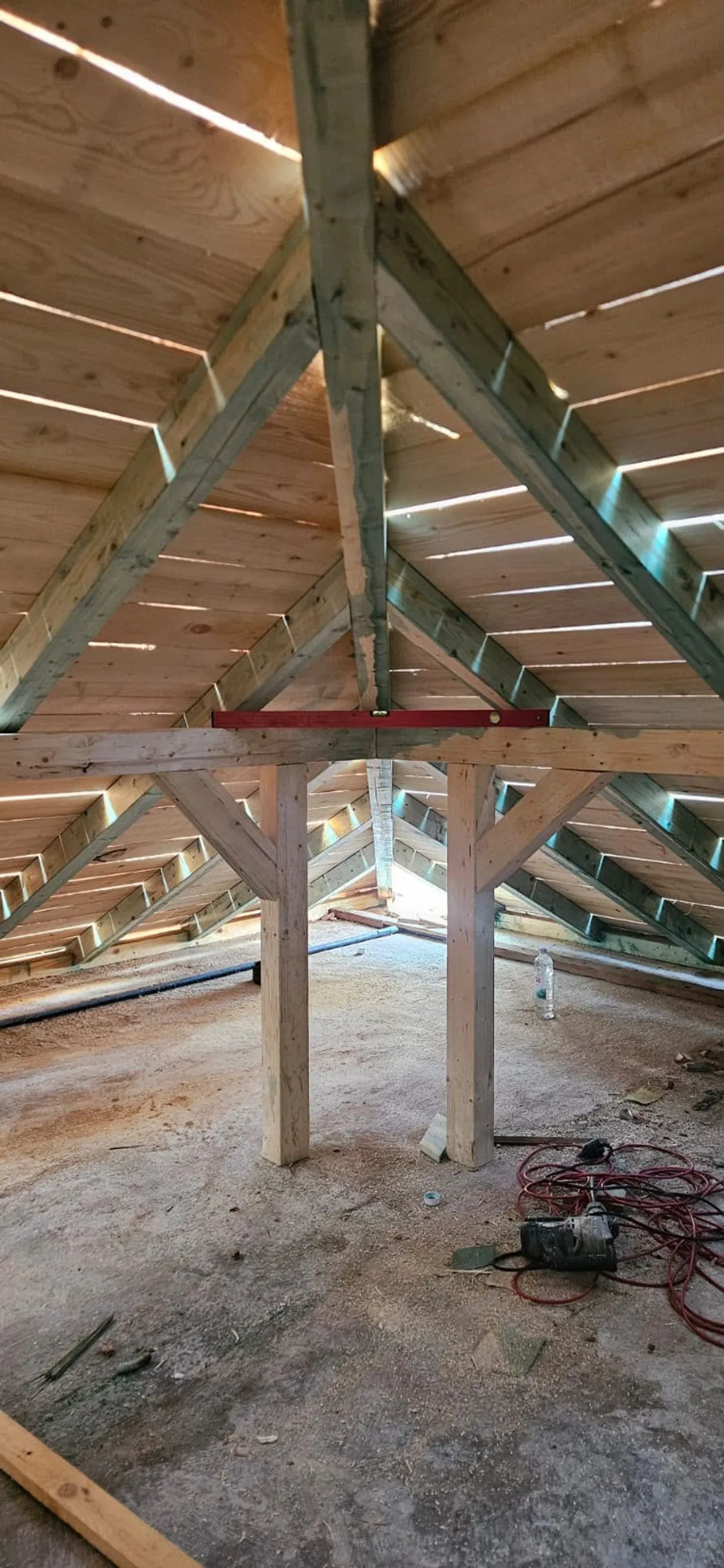 Structura de lemn a acoperișului, văzută din interiorul podului